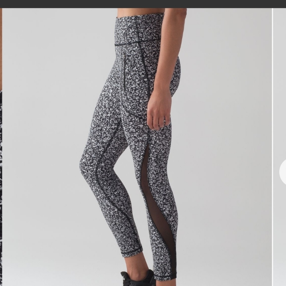 Lululemon Invigorate 7/8 Tight Daisy Dust Alpine White Black / Black